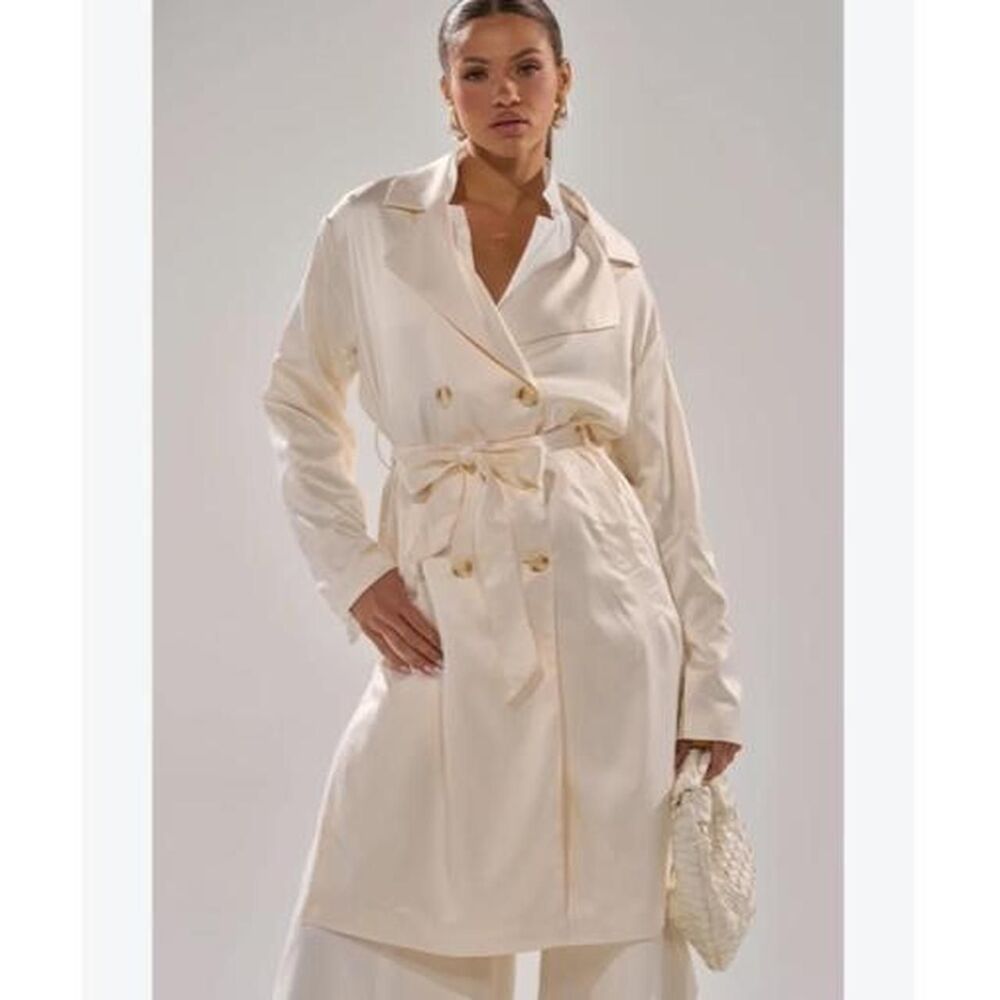 Bebe Women's Cream and White Coat